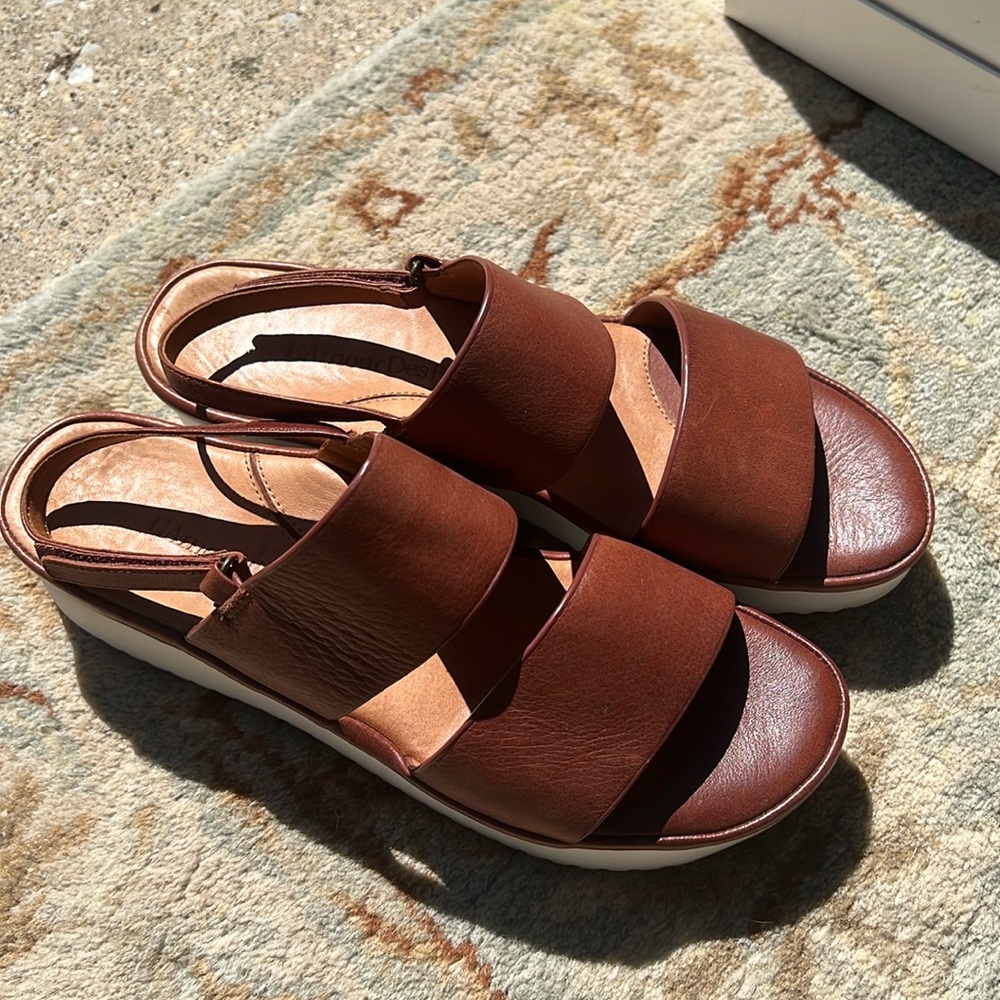 Cute 8.5 tan comfy sandals